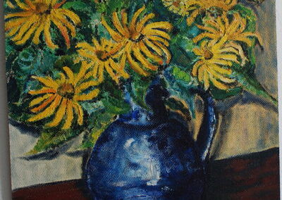 Gelbe Blumen in blauem Krug